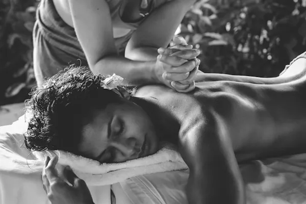 Frau bei einer Rückenmassage im Freien, Schwarzweißfoto